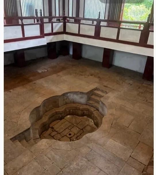 华清池内洗凝脂，待儿扶起娇无力。大家看到的时候就是一个坑，还收了120，叫你想像