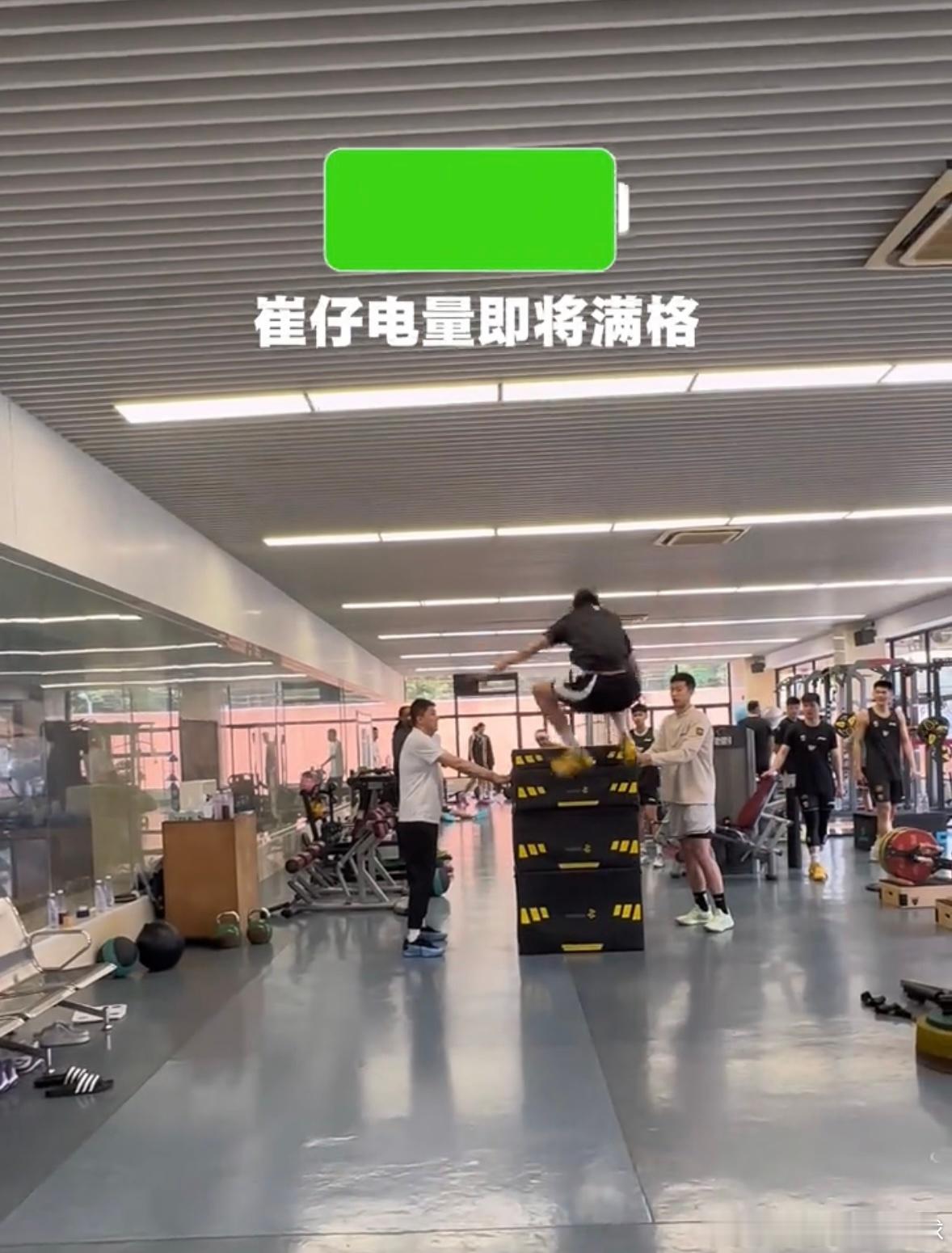 卷起来了！广东宏远训练日：崔永熙满血回归，外援力量PK太炸裂！杜锋指导晒出的训练