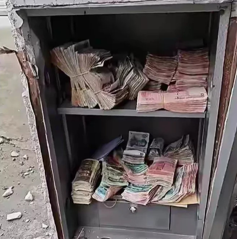 湖南，有一家人拆祖屋建房子，在整理爷爷房间的时候，意外的发现一个大木箱，用工具打