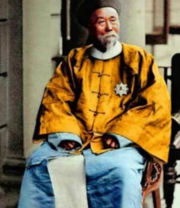 1896年，李鸿章大摇大摆地跑到美国，想要给美国人瞧一瞧他的中国风。他特意穿上了