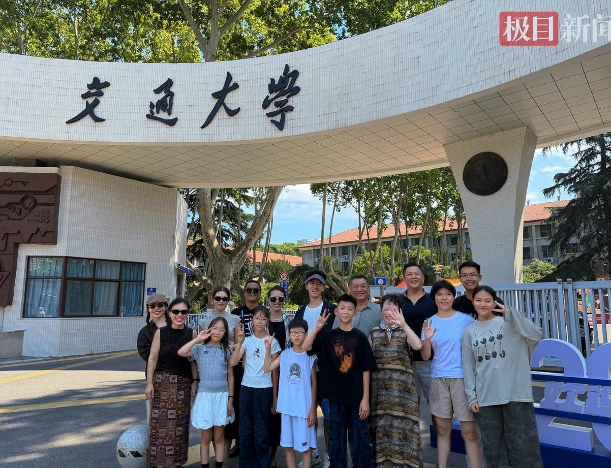 太有排面了！一家16口包大巴跨省送孩子上大学。山东聊城这户人家，专门租了一