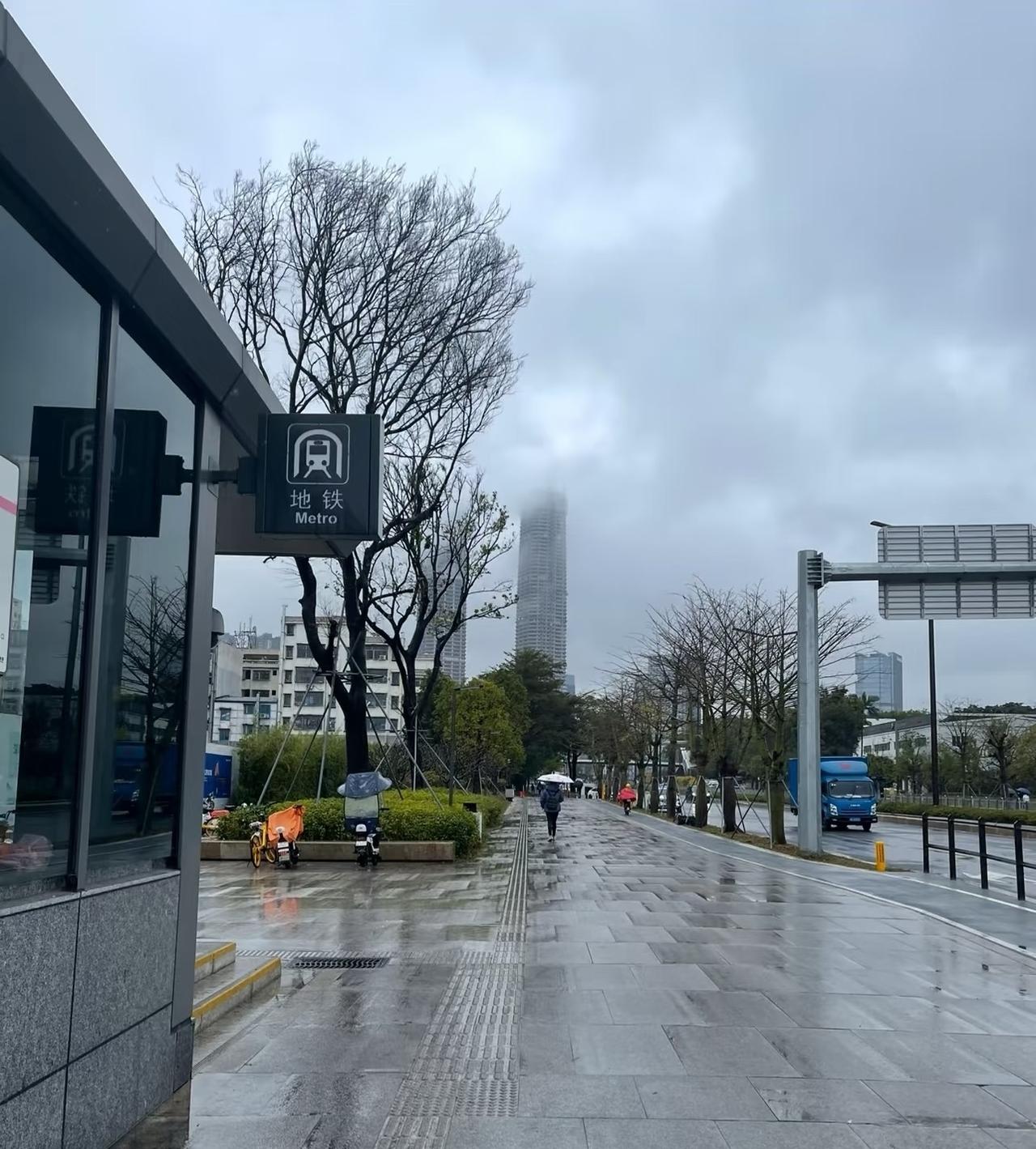 几年前的深圳没有什么电动车这是几年前年的深圳地铁旁边，那时候站口电驴只有几辆
