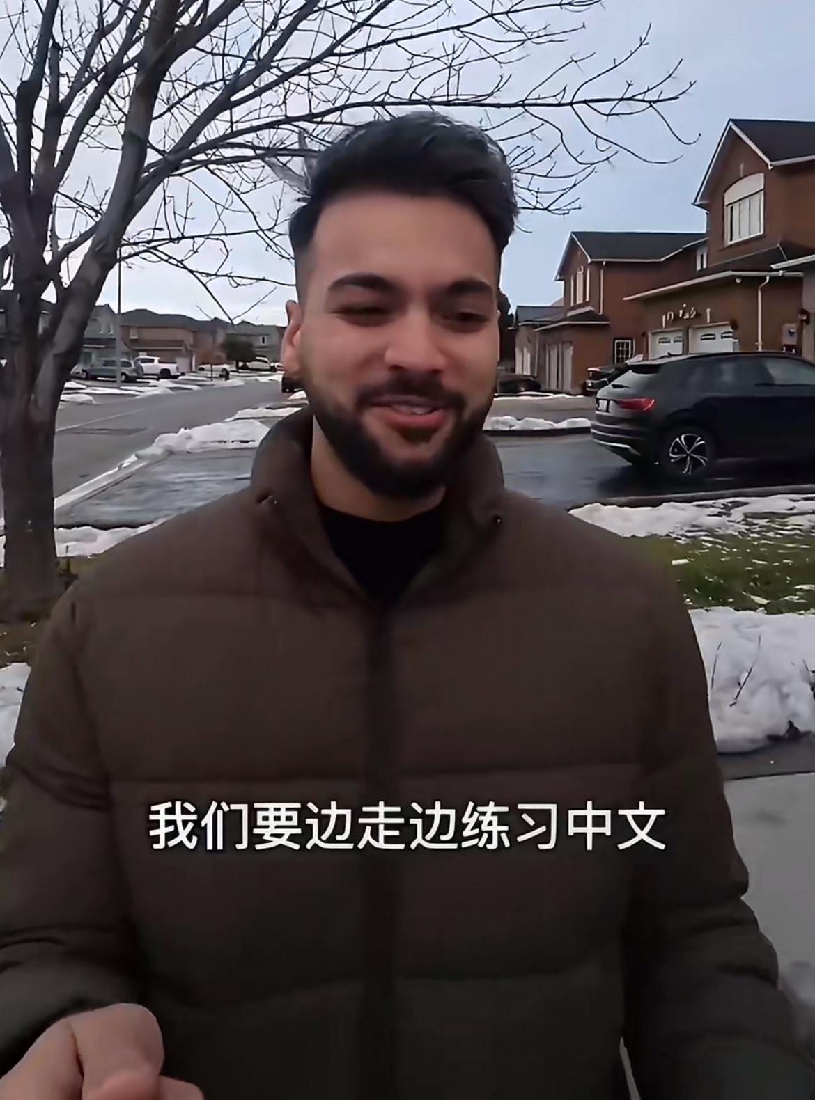 这位印度人说要从加拿大润到中国，现在每天正在积极地学习中文，并且获得了签证，非常