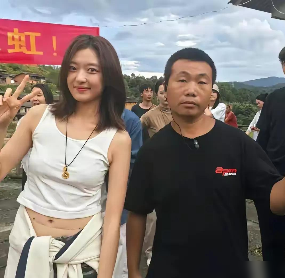 孙千喝个酒，衬衫往上一窜，露了点腰，就被人追着骂身材管理松懈。我特意去查了尺码，172的个儿，腰围5