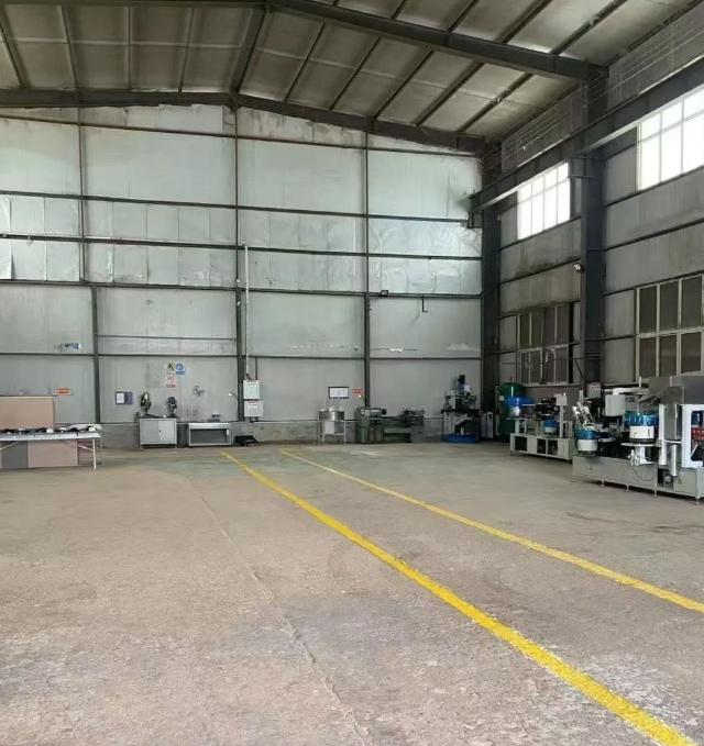 广东佛山，工厂工人在清洗空调的时候，突然发现厂房里有一个老汉上吊了，工人赶紧将情