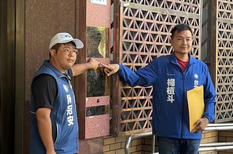 绿营伪造蒋万安声音国民党提告黄伟哲与王定宇别人拿麦克风喊口号，他俩拿AI合