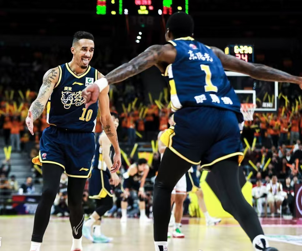 广东双引擎：萨姆纳与奎因的体能风暴引领攻防革命