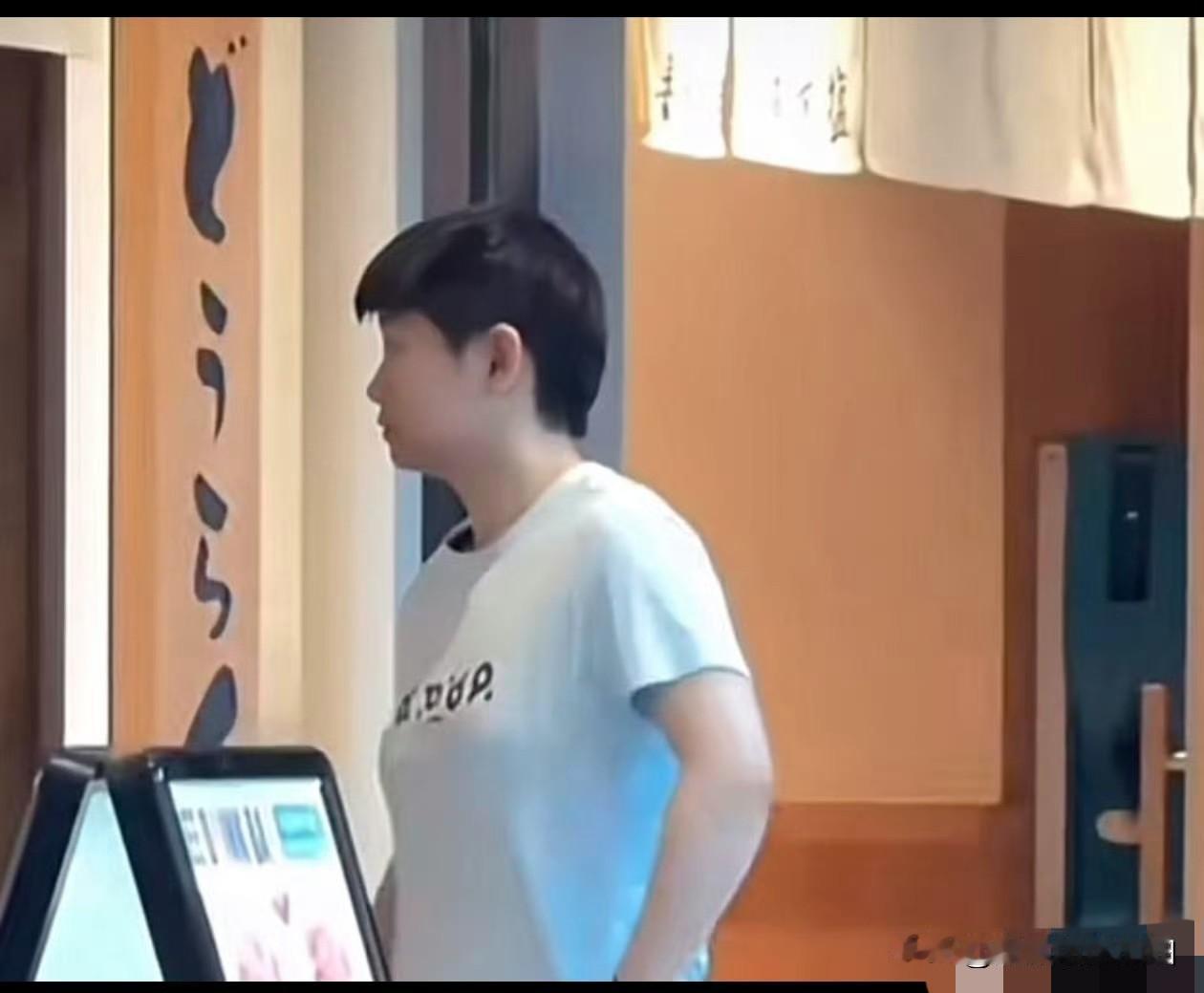 真没想到：日本粉丝对孙颖莎也这么“迷”？孙颖莎到横滨后，一不小心把一家烤肉店