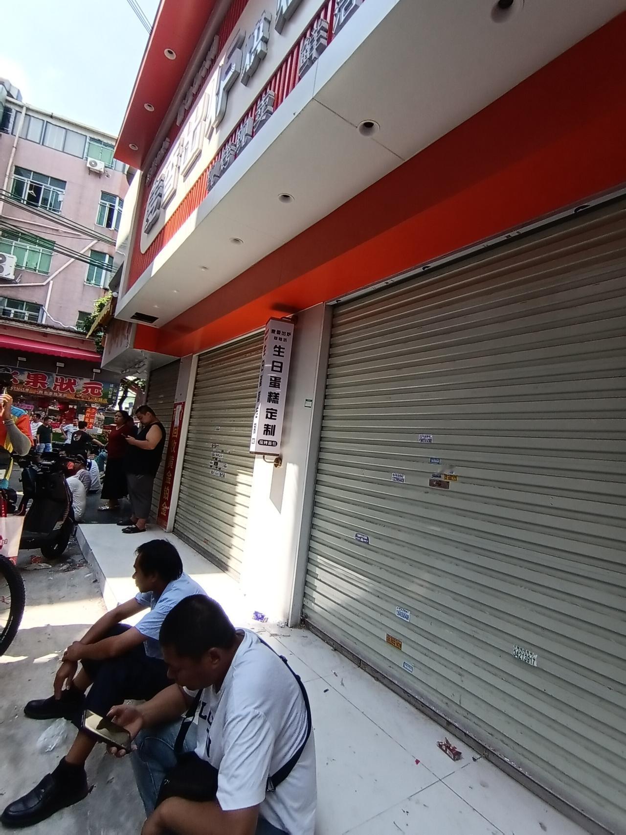 广州海珠区桥南新街万德信百货楼下，一家面包店也倒闭了，今年才开的店铺，才开了几个