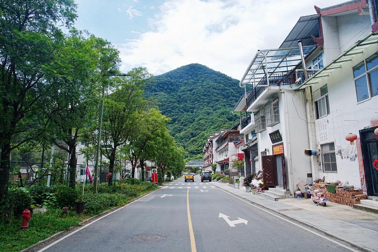 在陕南宁陕县北部的秦岭群山之中，藏着一处静谧清凉的小众秘境——皇冠镇。这座隐匿于