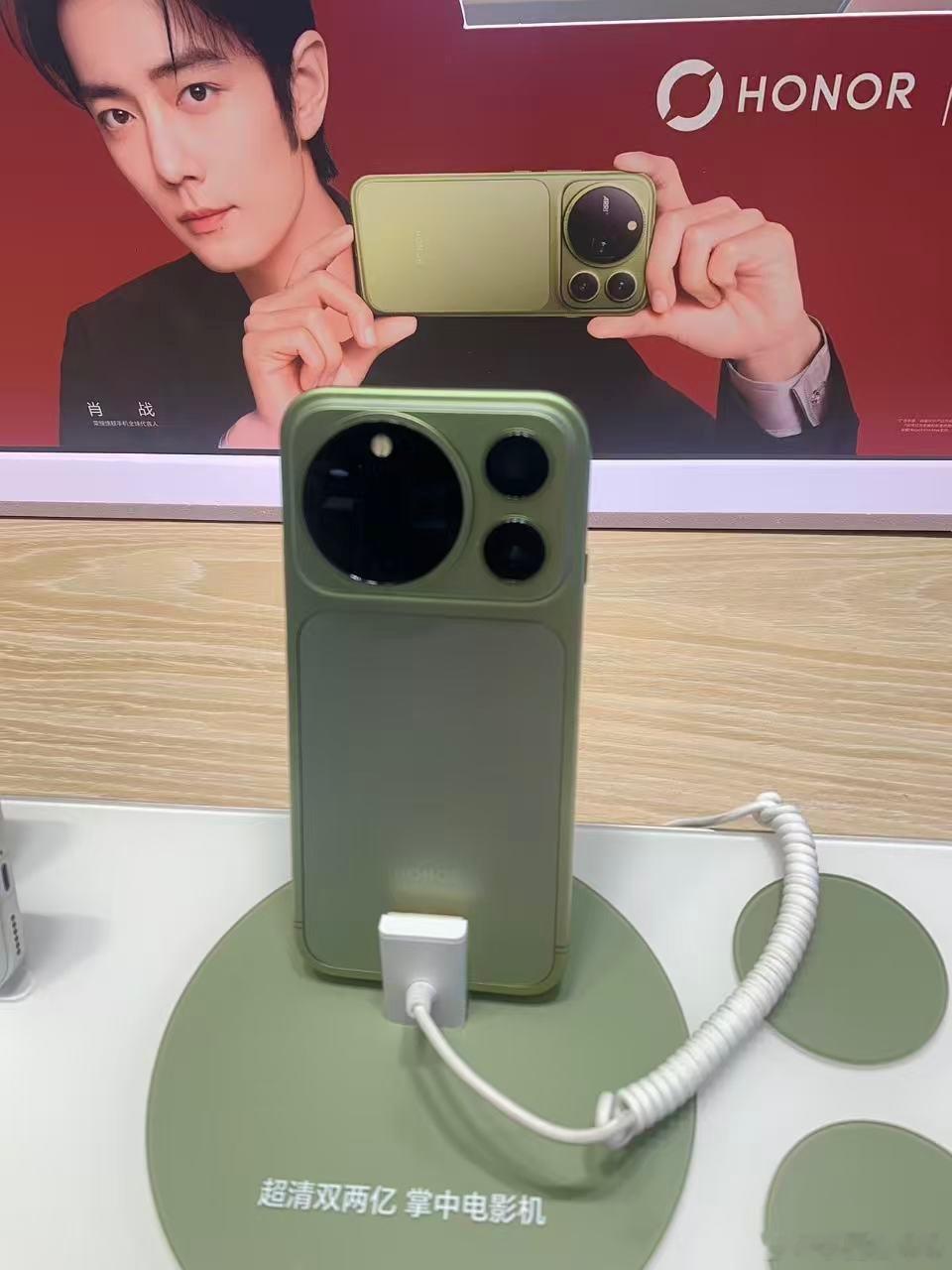 你敢信，手机能拍出电影级影像？现在的手机也太高级了，荣耀Magic9你还有多少惊喜我们不知道，这次居