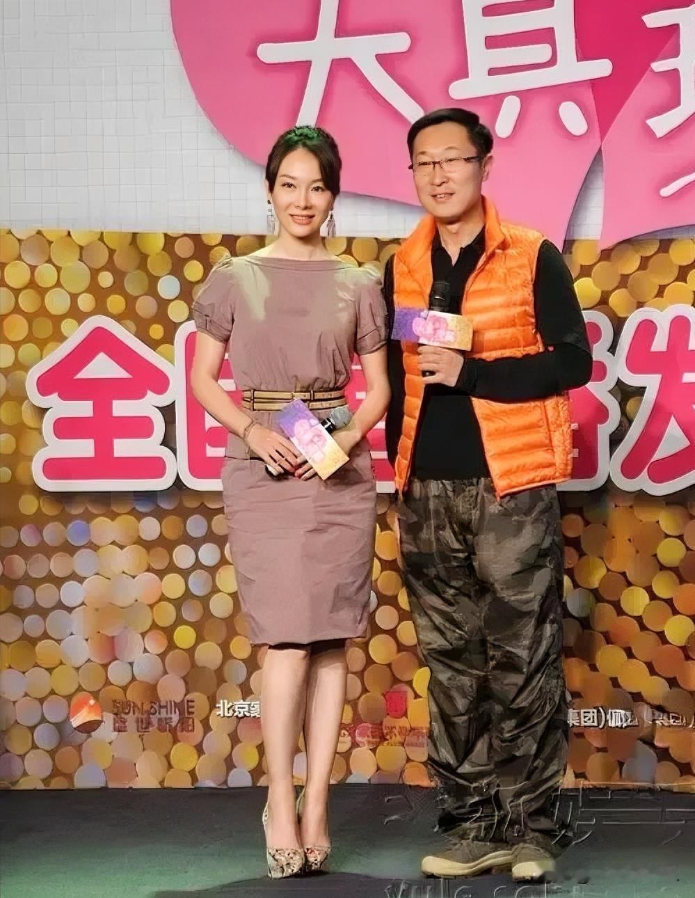 男演员是林永健，这位女演员是谁啊？扎个丸子头，一件束腰中长裙，气质真好。
