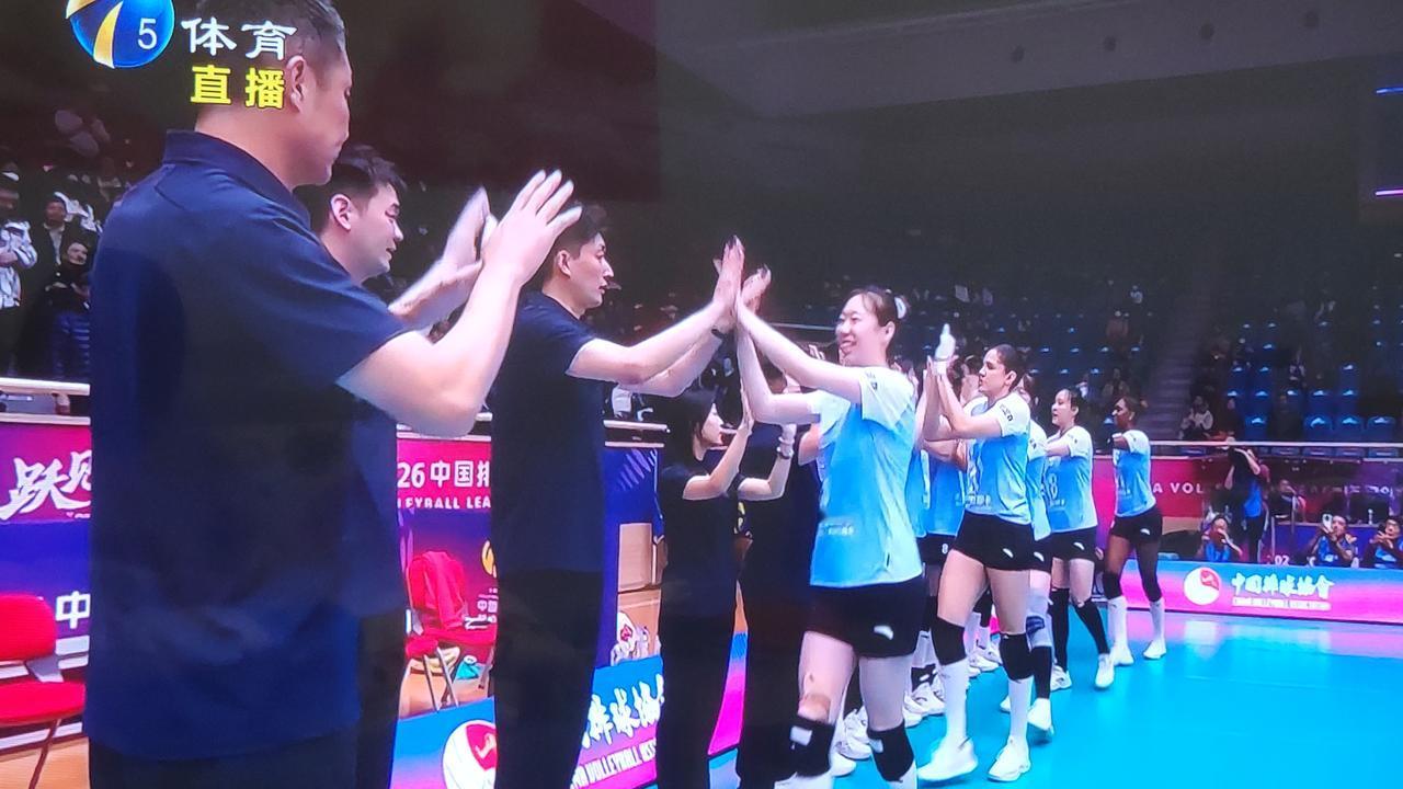 天津女排2_0福建女排轻松拿下前两局比赛！朱航霆路晶等四名年轻队员上场比赛！