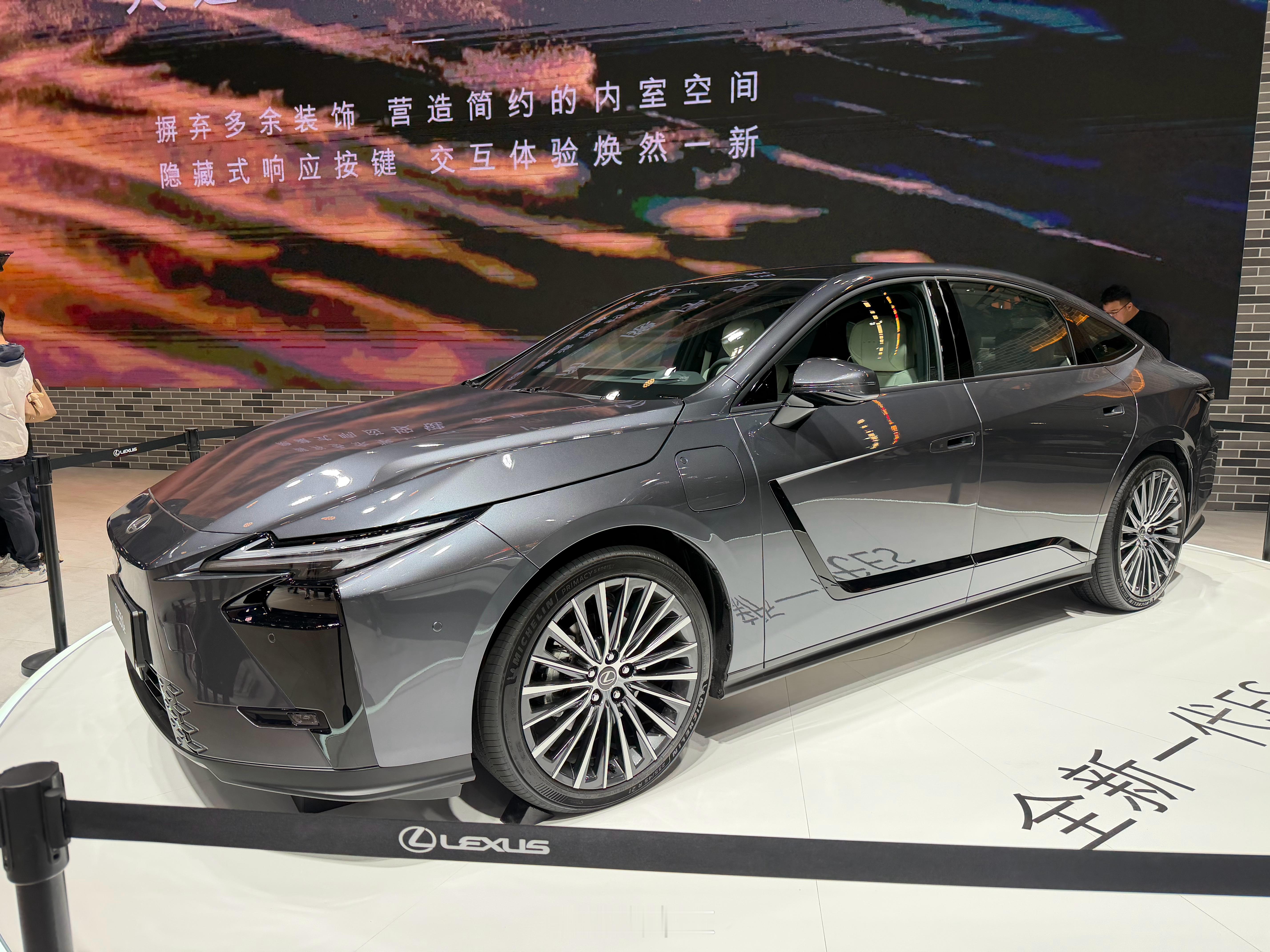 真心觉得新ES的设计不如丰田铂智7，线条流畅好看很多