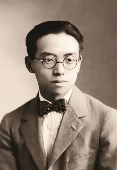 1949年，梁思成找到中央提议：“不如把人民大会堂建在五棵松。”可就在中央考虑之