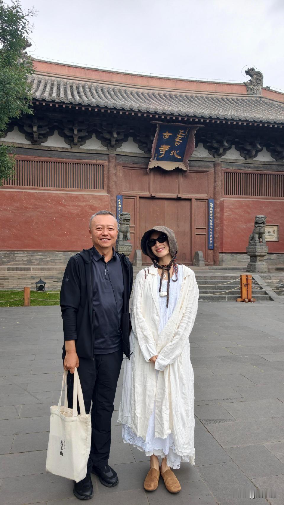 练了一个礼拜车的倪妮昨天去了大同善化寺了​！！！她的这一身穿搭，一般女人h