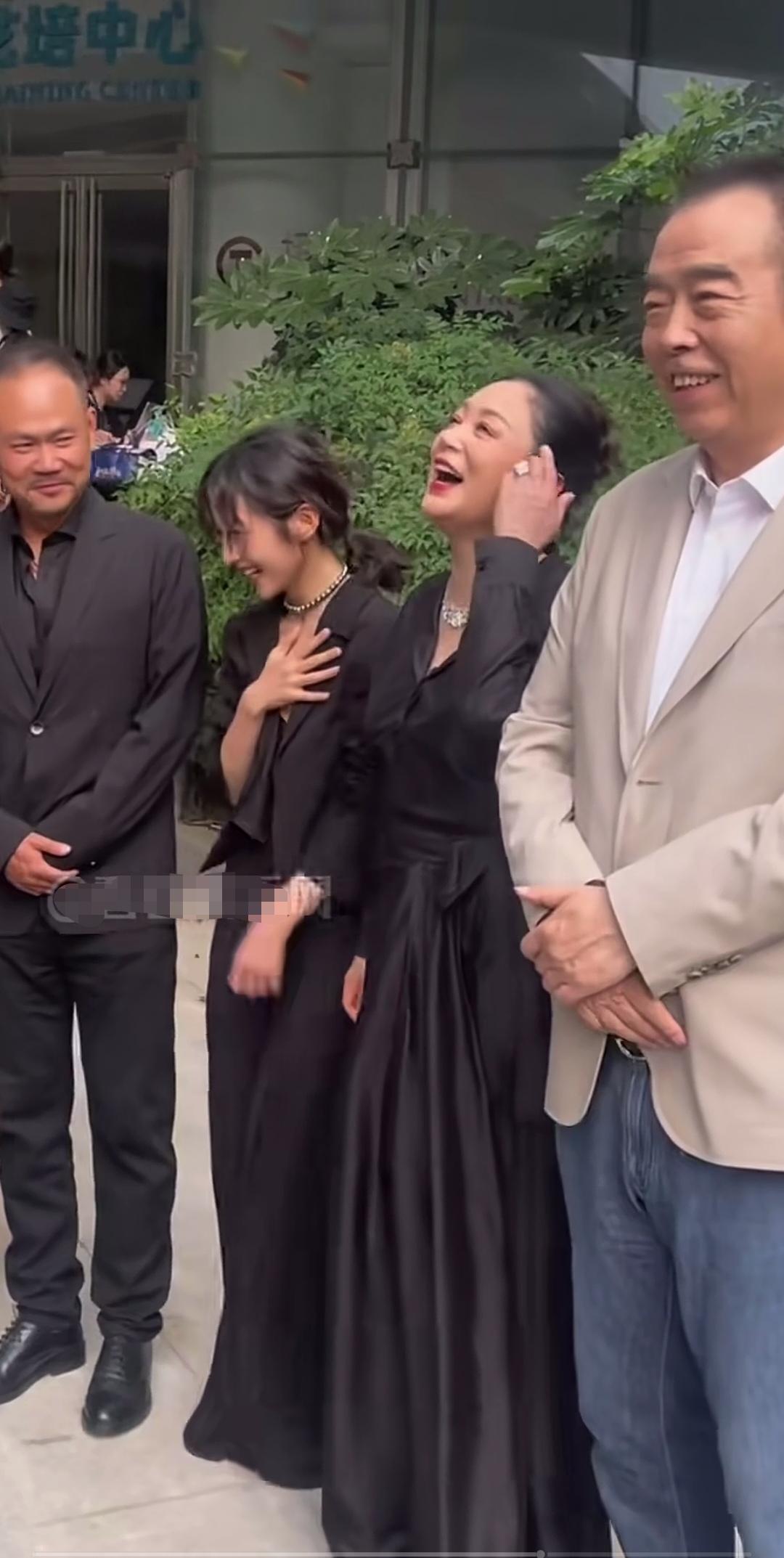 陈红，笑的这么开心，好想知道发生了什么。