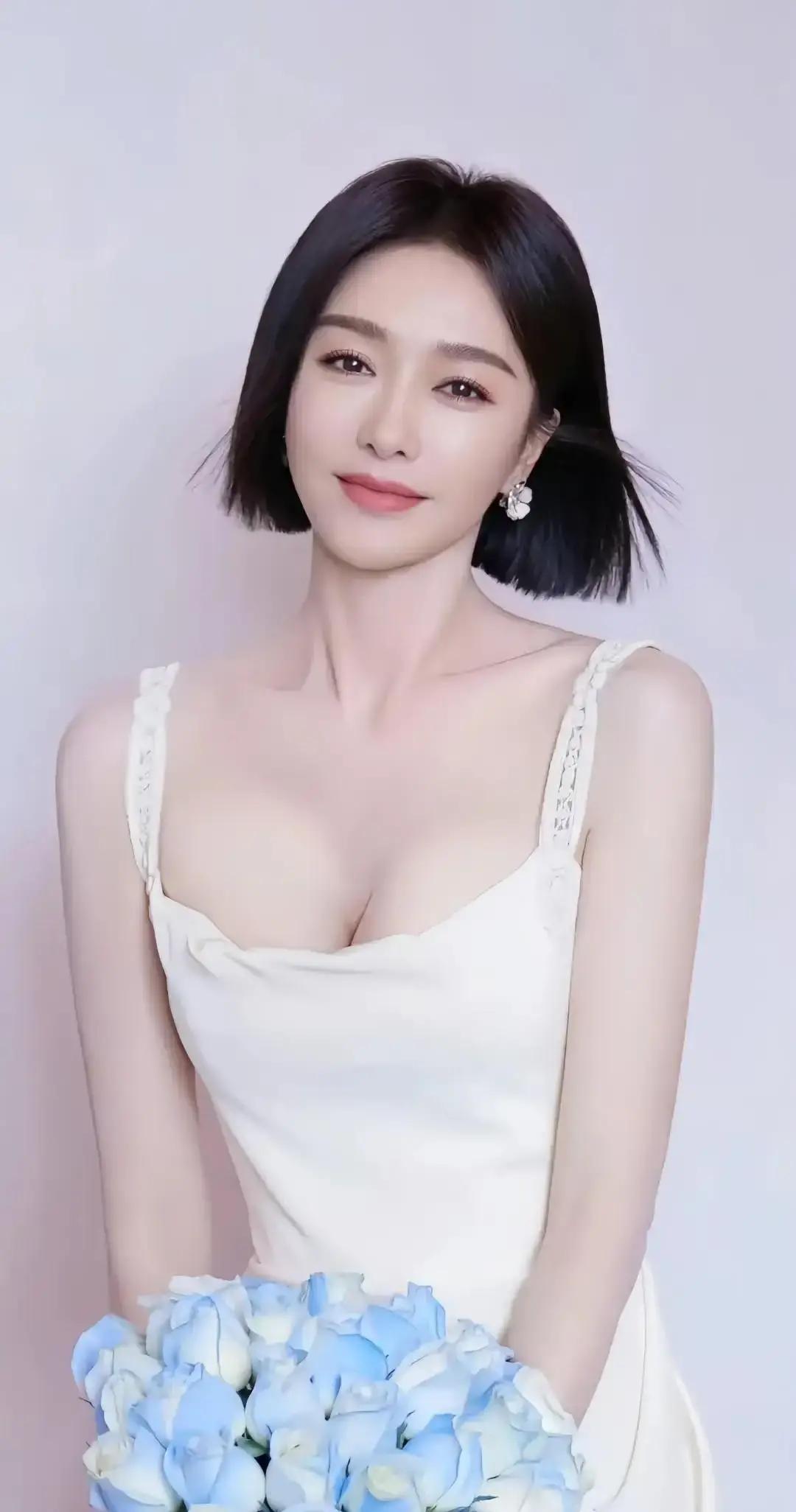 秦岚被曝把穿过的袜子塞枕头里睡觉。爆料说她在录生活综艺时把灰色运动袜塞进枕套，