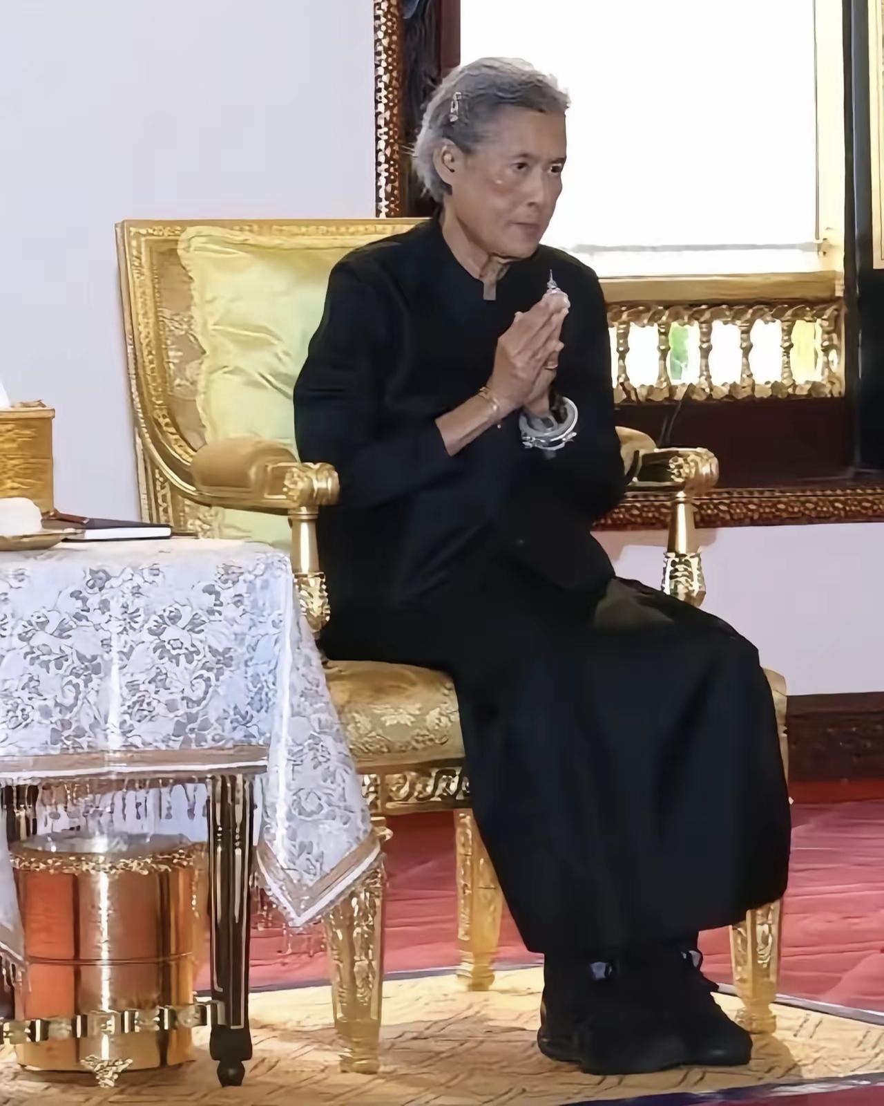 诗琳通作为长辈也是愿意去参加帕公主的葬礼的，还主动给帕公主上香呢。很多地方的习