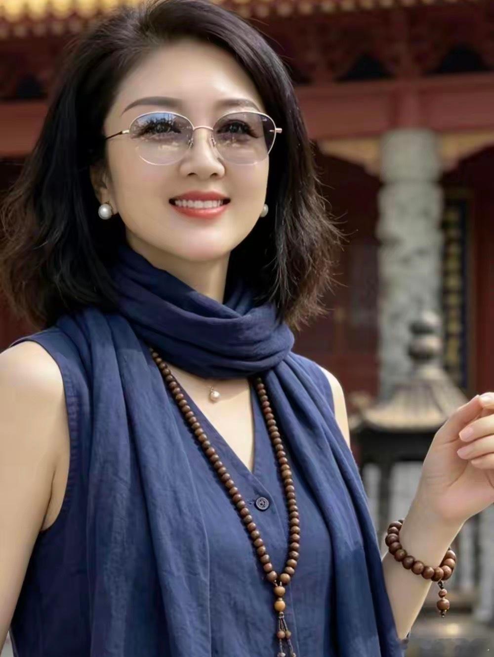 佛系美女，知性优雅！