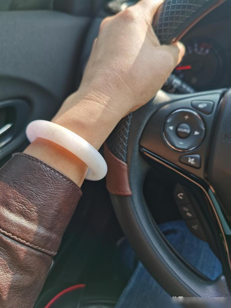 上个月闺蜜去云南瑞丽旅游，叫她帮我买个翡翠手镯，当时它的原价是4500，我闺蜜砍