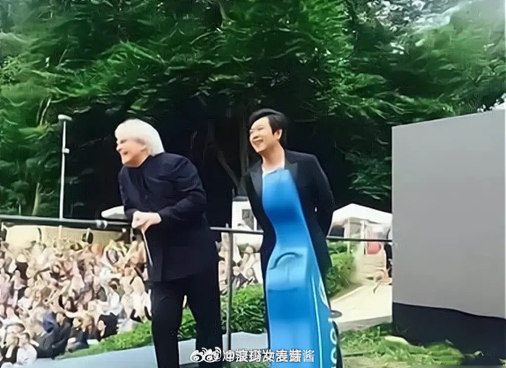 郎朗：这辈子都没有这么合身的一件蓝裙子​​​