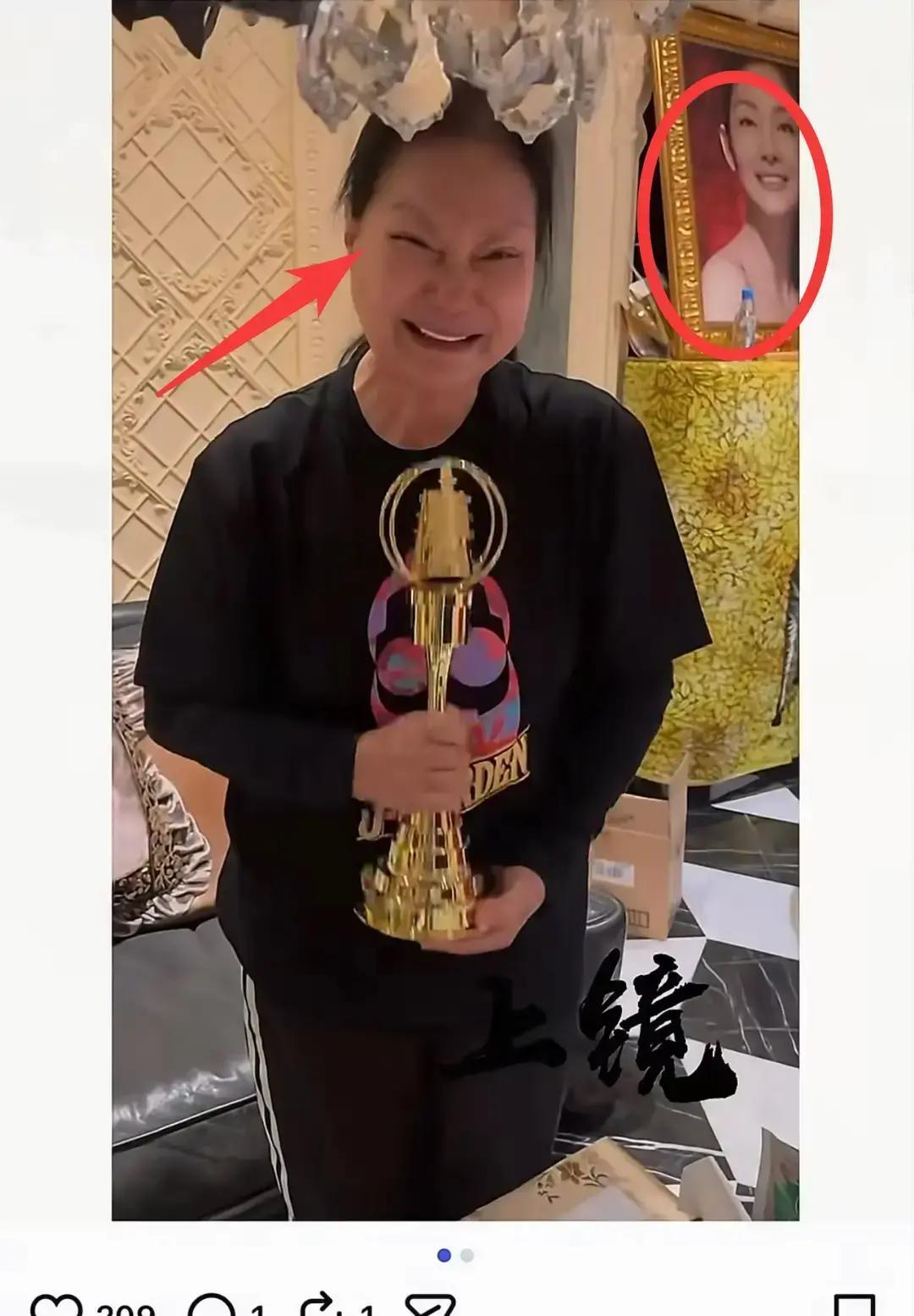 S妈这次露面，属实让人看了心里发堵。不再是那个雷厉风行的“徐娘”，捧着小女