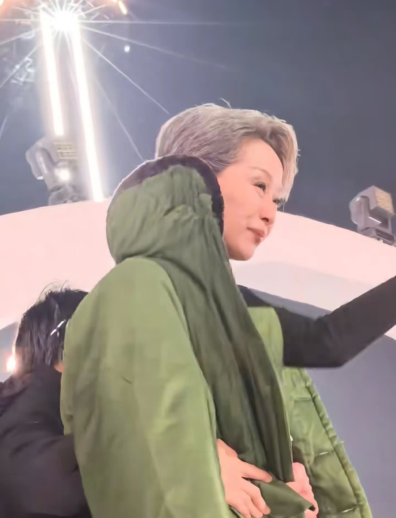 克姐三岁bb昨晚得冠军了，你肯定高兴了，不过你肯定心疼坏了吧，看着三岁bb站在台