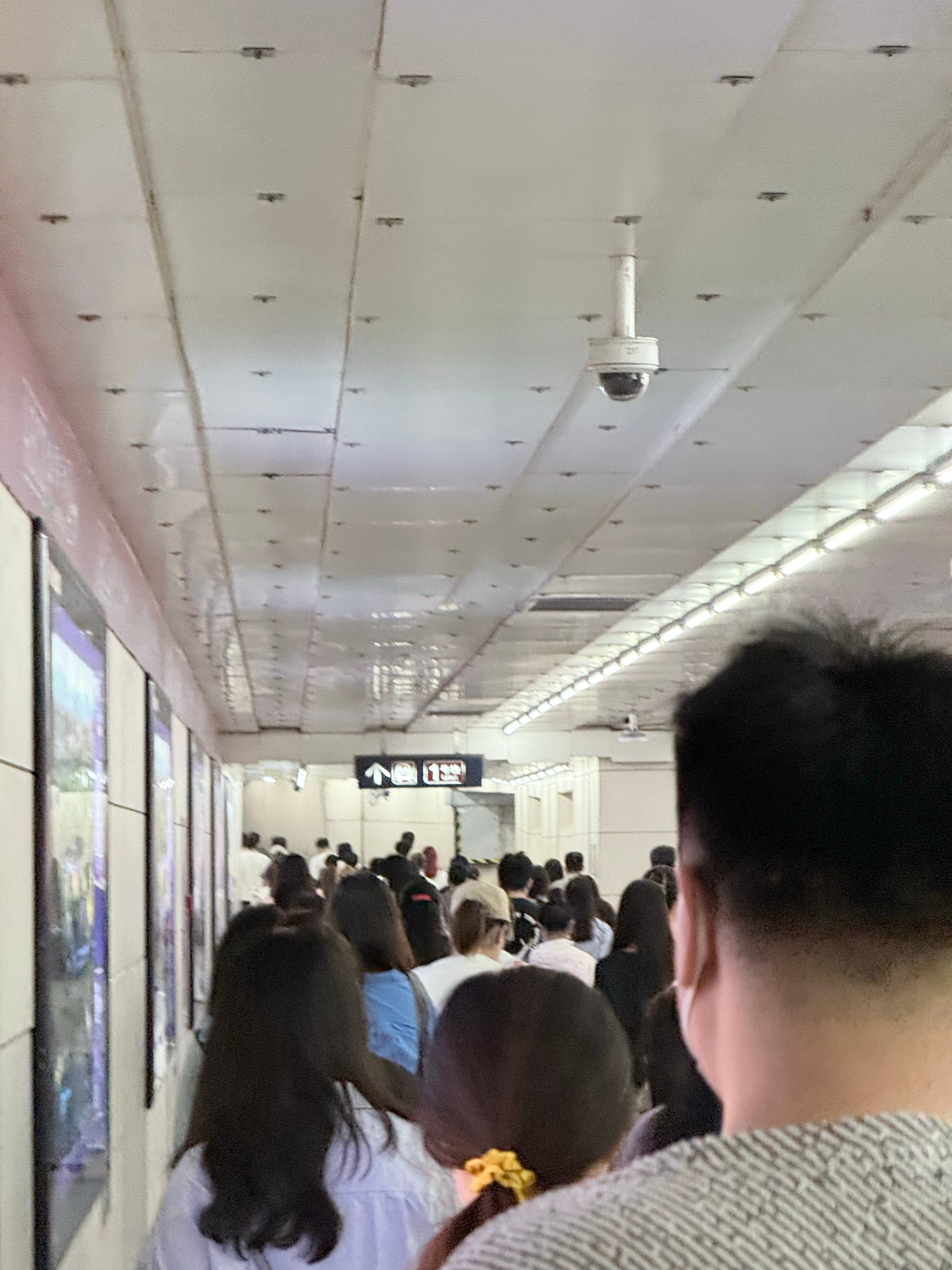 早啊！我发现地铁人多，但不堵车