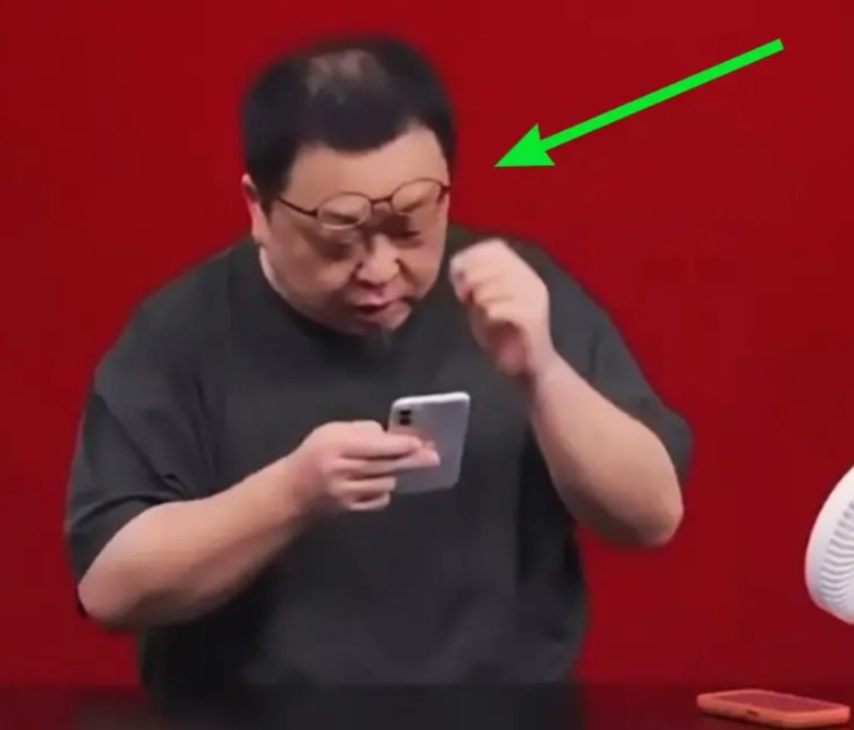 罗永浩的眼睛怎么了？在直播中观察到一个现象，就是老罗平时戴着眼镜，但是看手机