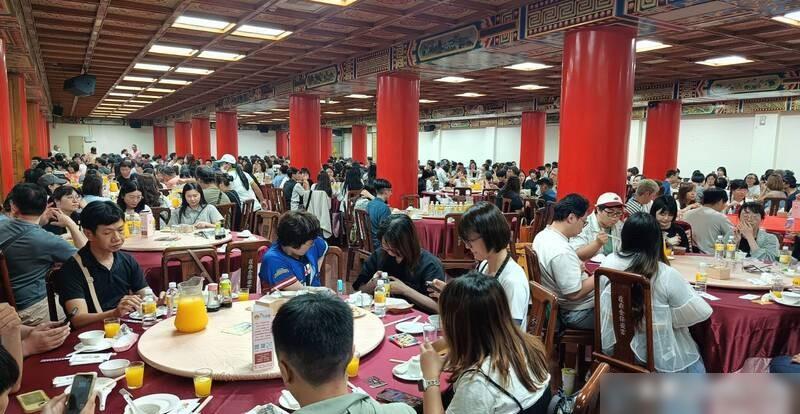 高雄罢韩6周年独派聚餐席开94桌6月6日适逢罢免前高雄市长韩国瑜满6年，高雄