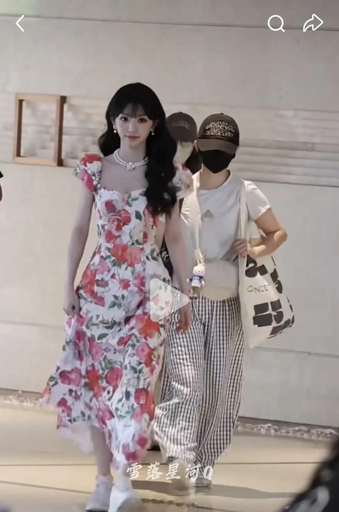 田曦薇今天是花仙子吧，她好适合花裙子。