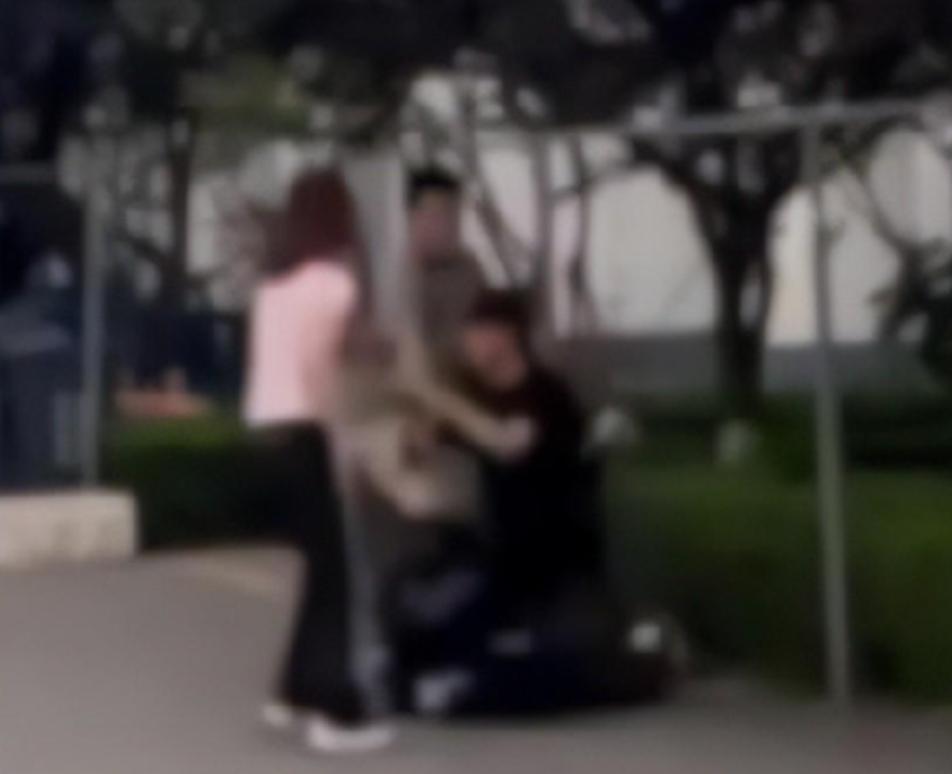 河南，两男子游手好闲，开车在路上闲逛，看到一女子颇有姿色就给人家拽车上来了，俩人