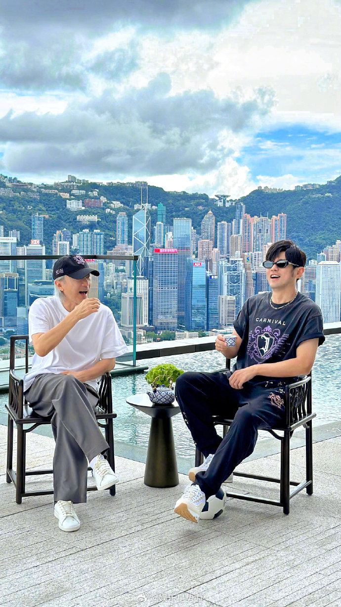 周杰伦周星驰合照周杰伦周星驰双周合体陈震宇分享周杰伦与周星驰在香港的合影，