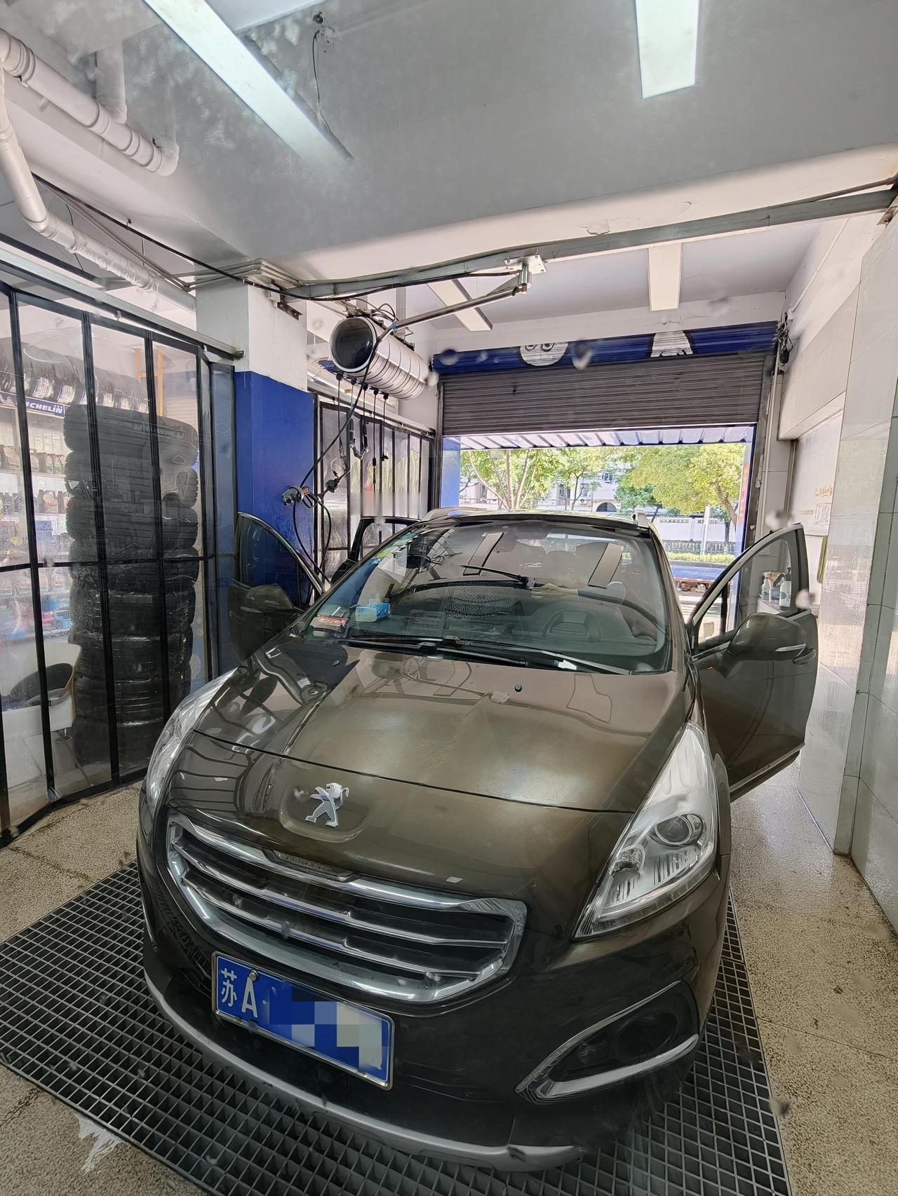 竹内亮说，他在中国洗车，花了49元（约1100日元）。他提到洗车体验：两个人