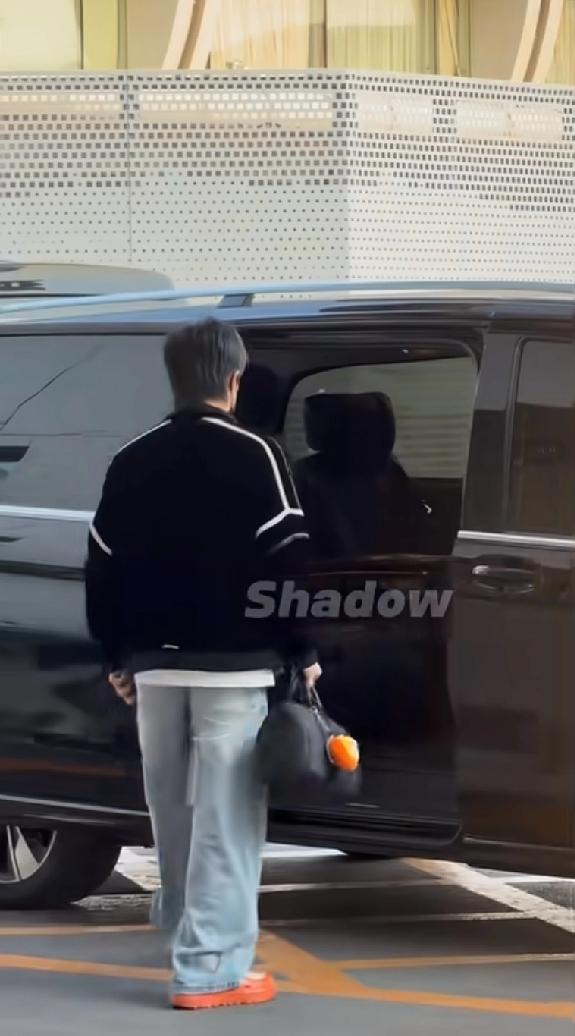 王楚钦真的是顶好顶好的人，特意没有立马关车门，留给喜欢他的球迷足够拍摄时间，