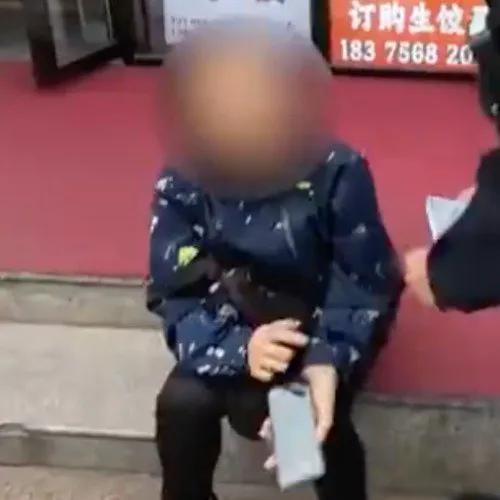 重庆一位老人因为手机黑屏还不停闪动，赶紧报了警。民警上门一看，发现老人的手机里密