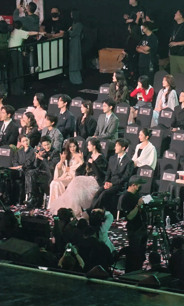 赵露思周边的明星都在嘻嘻哈哈，说说笑笑，只有赵露思那么安静沉默，原来经历过一些事