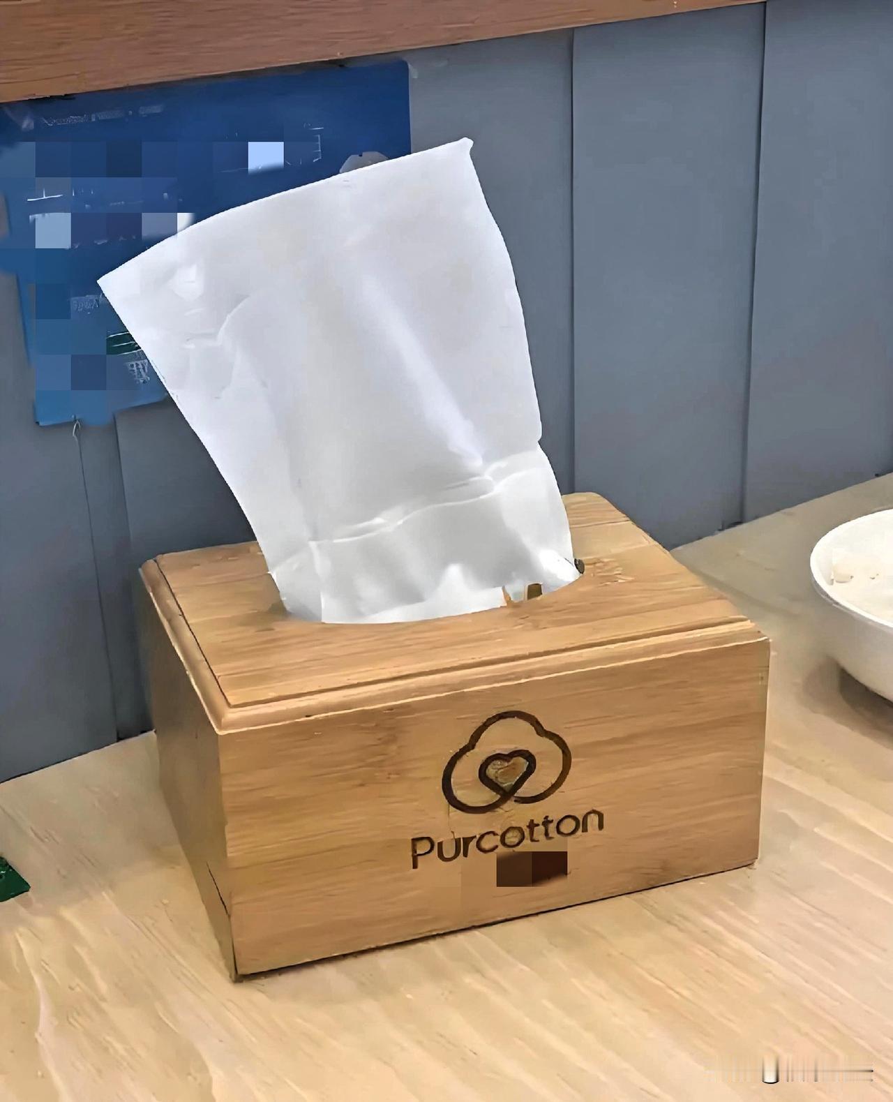 江西南昌，女子在一家面馆吃面，怕浅色羽绒服粘上油渍，就抽了2张纸巾垫在手肘下面，