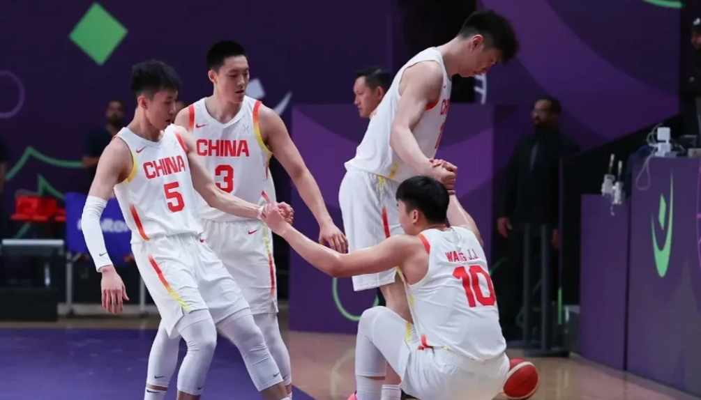 中国男篮98:84击败新西兰男篮，晋级决赛，对中国男篮打分评价如下:1，胡明轩