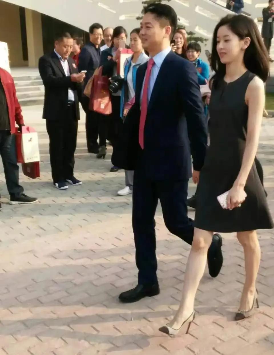2015年章泽天刘强东结婚前一天，刘强东全网公布，如果十年内离婚，章泽天仅得1元