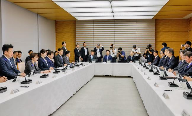 日本扛不住通胀压力了。当地时间7月10日，日本央行对外公布统计数据，纳入