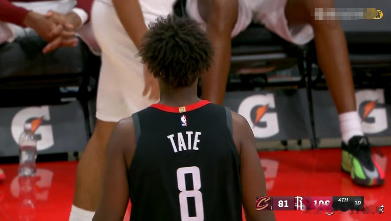 我强烈建议火箭立刻交易走老将泰特！在今天火箭主场以117：100大胜骑士的比赛中