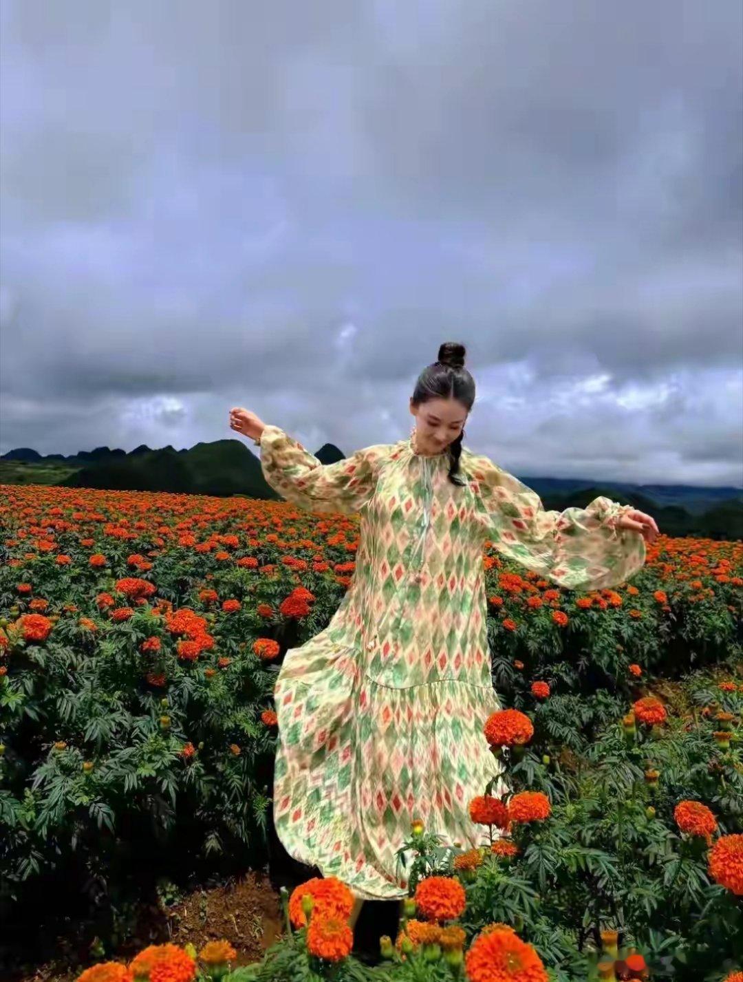 张馨予在云南的旅行生活简直羡煞旁人，继八一节和老公何捷晒合照表白后，8月11日，