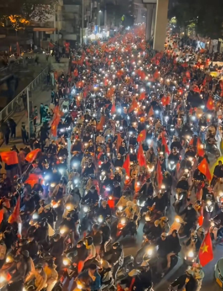 越南爆冷击败韩国夺季军，越南球迷深夜骑摩托车炸街庆祝，群情激奋、红旗招展，像决赛