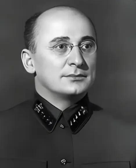 在莫斯科郊外的联邦档案库深处，一个布满铁锈的铁皮箱被缓缓打开。当工作人员拂去箱盖