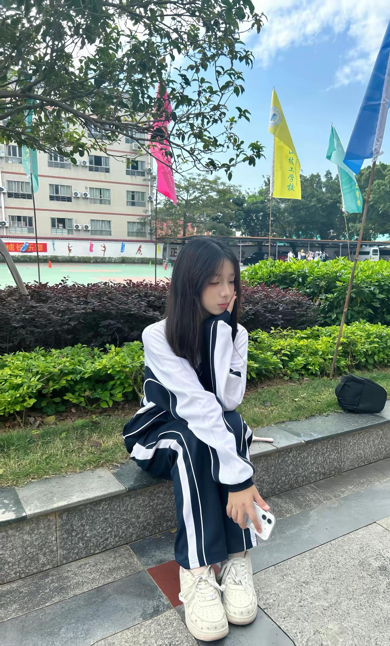 校园一隅，静坐思考，手机相伴，青春时光。