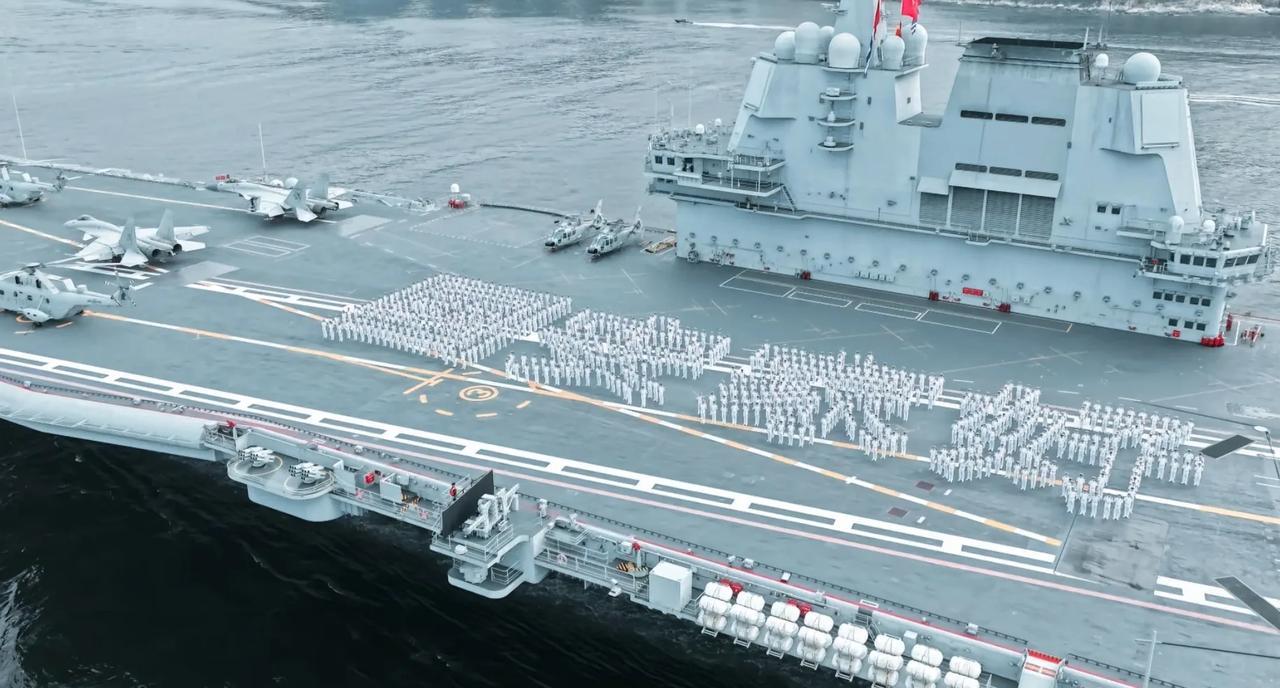 香港市民：起猛了，山东舰开楼下了，700名海军官兵排出“国安家好”与大批歼-15