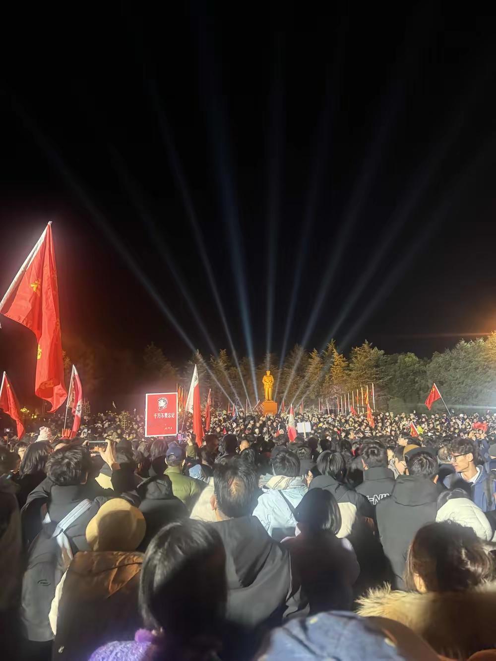 凌晨的韶山人海，藏着中国人最深情的怀念12月26日凌晨，天还未亮，湘潭毛泽