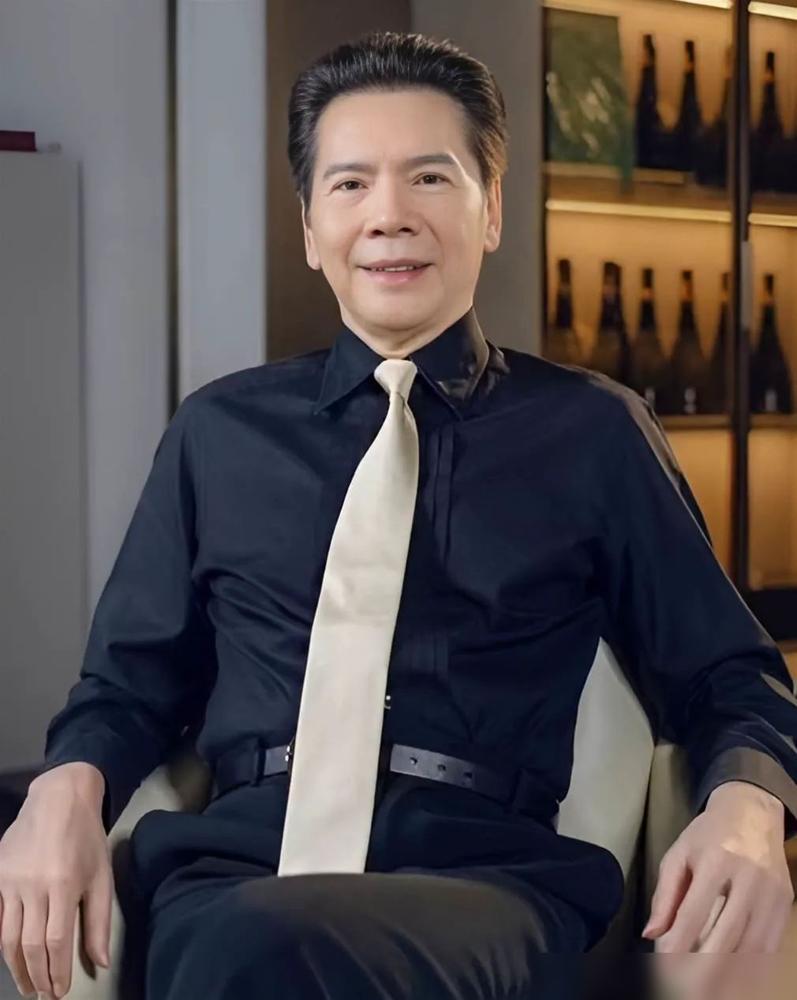 向华强前妻丁佩，每月从向太手里拿十万块，一拿就是40年。这局棋，你看懂了吗？